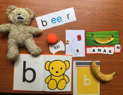 Ontluikende geletterdheid begint al vroeg. Kinderen komen de hele dag door letters en symbolen tegen.